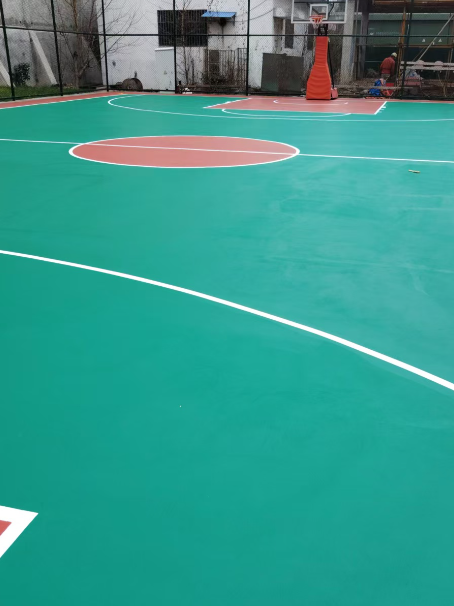 建华 球场长期使用易出现地面开裂